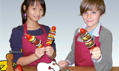 Kinder mit Gemüsespießen