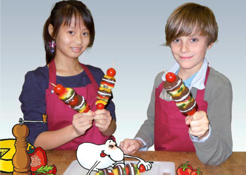 Kinder mit Gemüsespießen
